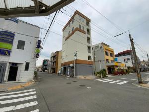 今治市オレンジの風的一条空的街道,路边有一座建筑