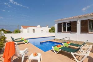 卡拉恩波特Villa CLAUDIA Menorca的别墅 - 带游泳池和2把草坪椅