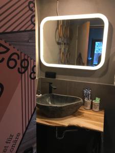 布兰德Bike 'n' Board Lodge Brandnertal的拖车内带石水槽的浴室