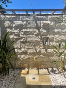 吉利特拉旺安威尔逊休闲酒店的院子中带喷泉的石墙