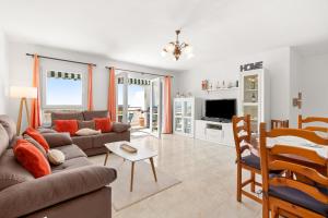 苏昂博Villa Piscis的客厅配有沙发和桌子