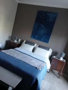 莱切A casa di Gio的一间卧室配有一张带蓝色毯子的大床