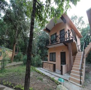 塔拉Maharaja Kothi Resort, Bandhavgarh的森林中的房子