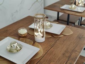 卡塔尼亚ROOMS alCentro的木桌,带板子和玻璃花瓶