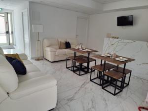卡塔尼亚ROOMS alCentro的白色的客厅配有白色的沙发和桌子