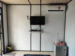 巴东勿刹Padang Besar Rainbow Cabin Homestay的一间设有平面电视的墙壁客房
