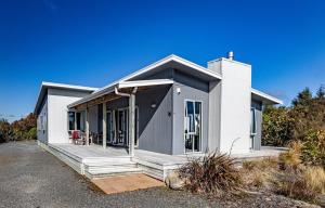 国家公园Ruapehu Retreat的白色的小房子,设有大门廊