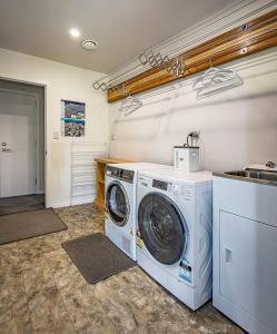 国家公园Ruapehu Retreat的洗衣房配有洗衣机和烘干机