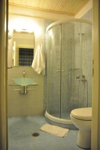 佩弗奇ARTEMIS ROOMS的带淋浴、盥洗盆和卫生间的浴室