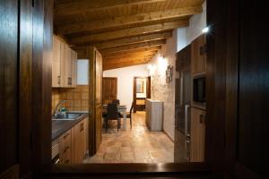 埃尔米瓜Casa Rural El Mantillo的厨房设有通往用餐室的走廊