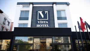 安塔利亚Vista Family Hotel Konyaaltı的酒店前的标志