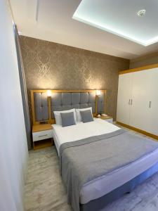 安塔利亚Vista Family Hotel Konyaaltı的一间卧室,卧室内配有一张大床