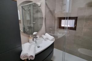洛克维APARTMENT GORDANA A4+2 FOR 6 PAX NATURE PARK的浴室配有盥洗盆和带镜子的淋浴