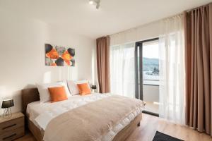 尼亚卢卡Apartments & Rooms Fisherman's Luck的一间卧室设有一张床和一个大窗户