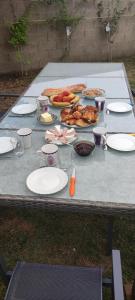 里摩日Le sas de Fanny - chambres d'hôtes的一张野餐桌,上面放着食物盘