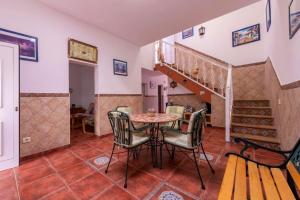 Las Marciegas3 bedrooms house at Los Caserones 50 m away from the beach with enclosed garden and wifi的一间带桌椅和楼梯的用餐室