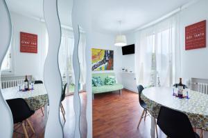 里乔内We Home - RICCIONE LOFT Altavilla的一间带桌椅的房间和一间客厅