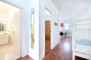 里乔内We Home - RICCIONE LOFT Altavilla的白色的客房配有床和镜子
