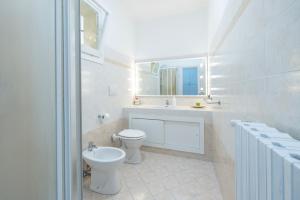 里乔内We Home - RICCIONE LOFT Altavilla的白色的浴室设有卫生间和水槽。