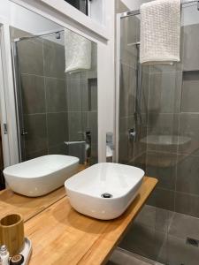 Capel SoundPeninsula Beachside Accommodation的浴室配有白色水槽和淋浴。