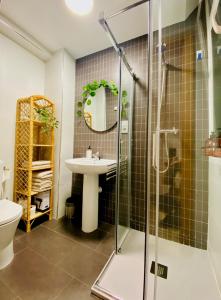 格拉纳达Apartamento Ronda Genil con parking gratuito的带淋浴和盥洗盆的浴室