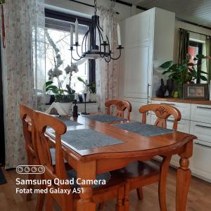 乌普萨拉Naturnära dubbelrum B&B i Uppsala Ramstalund的厨房里配有餐桌和椅子