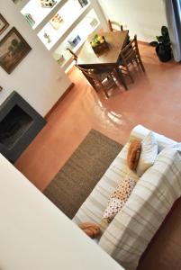 麦里托蒂那不勒Casa Cicala的带沙发和壁炉的客厅