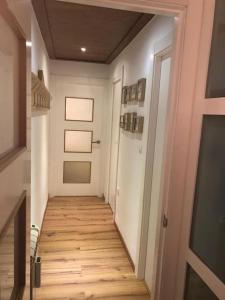莫纳奇尔Acogedor apartamento en Edif. Slalom II的铺有木地板的走廊