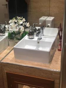 莫纳奇尔Acogedor apartamento en Edif. Slalom II的浴室设有白色水槽和镜子