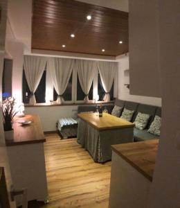 莫纳奇尔Acogedor apartamento en Edif. Slalom II的客厅配有桌子和沙发
