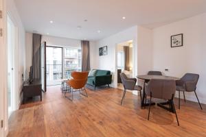 伦敦Stayo Apartments Barking Wharf的客厅配有桌椅