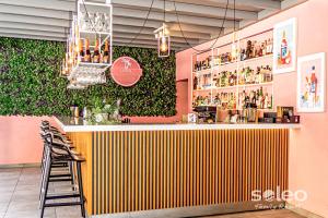 里沃SOLEO Family Resort的餐厅内拥有绿色墙壁的酒吧