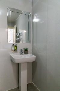 约克古德姆盖特公寓酒店的一间带水槽和镜子的浴室
