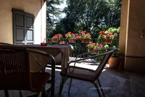 格罗佩洛凯罗利坎托尼旅馆的庭院配有桌椅和鲜花