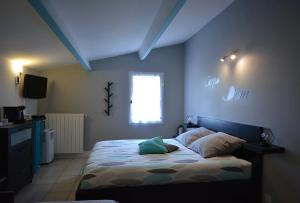 BeaulieuAu BeauLieu的一间卧室配有一张蓝色天花板的床