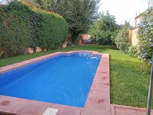 卡莫纳Casa Rural Orégano的庭院里的一个大型游泳池,有院子