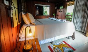 阿尔特杜尚Pousada e Restaurante Amazonia的卧室配有一张床