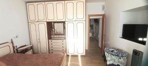 VallebonaO Recanto的卧室配有带镜子的大型白色壁橱