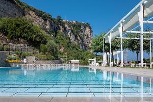 维克艾库塞乐安克勒酒店的一座山地游泳池