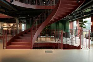 乌普兰斯韦斯比Ten Hotel BW Signature Collection的绿色墙壁的建筑中的螺旋楼梯