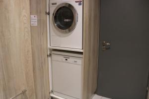 比勒陀利亚1503-Menlyn Maine Luxurious Studio Apt的洗衣机位于洗衣机顶部