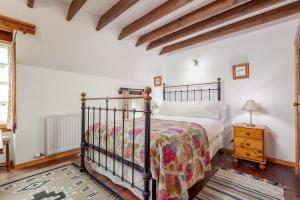 BoarhillsThe Granary - Quaint & Cosy Cottage的一间卧室配有一张床,铺有木地板