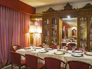佩鲁贾乔威聂伊爵士阿列酒店的一间带桌椅和镜子的用餐室
