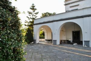 麦里托蒂那不勒Casa Cicala的白色的建筑,设有拱门和庭院