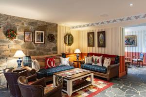 GlenmoristonThe Cluanie Inn的带沙发和石墙的客厅
