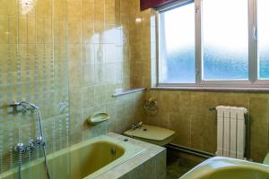 比韦罗Piso con excelentes vistas的带浴缸、卫生间和窗户的浴室