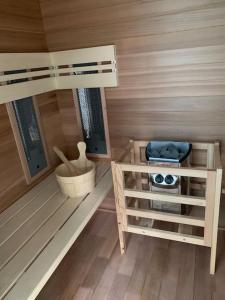 LasneLovely 1-bedroom appartement Le Joyau with indoor pool and sauna的一间小小屋,内设一张双层床。