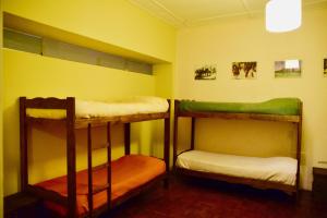 圣安东尼奥德阿雷科Areco hospedaje的一间房间,设有三张双层床