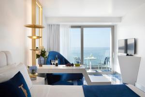 斯塔里斯I Resort Beach Hotel & Spa的一间卧室配有一张床,享有海景