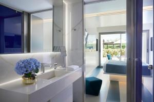 斯塔里斯I Resort Beach Hotel & Spa的一间带水槽和镜子的浴室